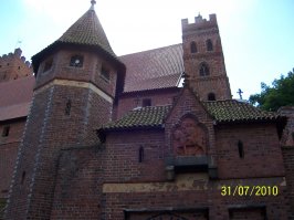 Замок из Польши показан не самый впечатляющий. Вот замок Мариенбург, заложен в 1274 году и служил оплотом тевтонского ордена для экспансии на восток и резиденцией великого магистра. Первое фото: таким они остался после Великой Отечественной войны, а второе: такой он теперь, после восстановления. Действующий музейный комплекс, регулярные рыцарские постановочные турниры и много всего другого.