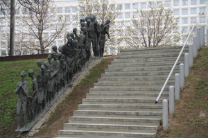 10 впечатляющих монументов Второй Мировой