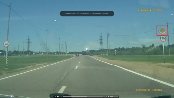 Уважаемые комментаторы, для вас знаки приоритета существуют вообще? Или вы только на скорость смотрите? Знак как бы намекае, что автор прав, даже если он ехал не 70, а 100.