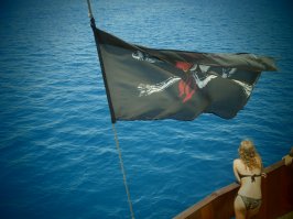 Пиратский флаг на фоне голубой воды так и притягивает взгляд!