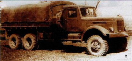 Это советский автомобиль ЯАЗ, а знаете, где водители устраивали спальное место зимой на севере? Под крышкой капота, когда машина стояла.