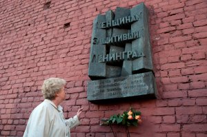 не столь монументальный памятник ,но очень важный- расположен на Петроградской стороне