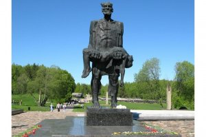 10 впечатляющих монументов Второй Мировой