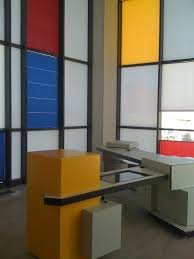 Красиво? Черный, красный и белый квадраты это концепт, основа нового тогда, неизведанного и непривычного стиля в искусстве, а затем и в дизайне и архитектуре. Сегодня кубизм вокруг нас повсеместно. Всем нравиться