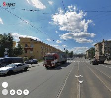 Нет там сплошной. Это вода в колее стоит: