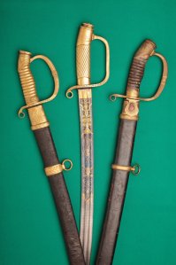 А я занимаюсь русским наградным холодным оружием.