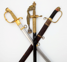 А я занимаюсь русским наградным холодным оружием.