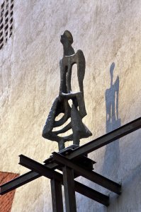 надо было  уж целиком сфотографировать ..по сути памятник - это вся стена дома