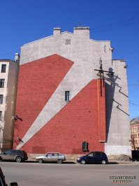 надо было  уж целиком сфотографировать ..по сути памятник - это вся стена дома