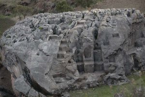 А вот это чем было сделано? Просто долбили и шлифовали? А смысл? Совершенно очевидно, что все выемки одинакового размера, как если бы молотком ты долбил пластелин.