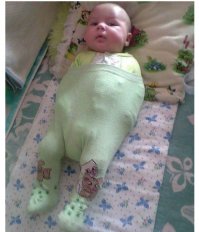 Я-не папа, я-мама, и именно так я и укладывала свую младшую дочь, ибо только так и засыпала.Причём когда я пыталась освободить ее руки(после того как заснёт), тут же просыпалась.В таком положении она чувствовала себя в безопасности что ли.Хотя пеленала я ее от силы до 1-месячного возраста..