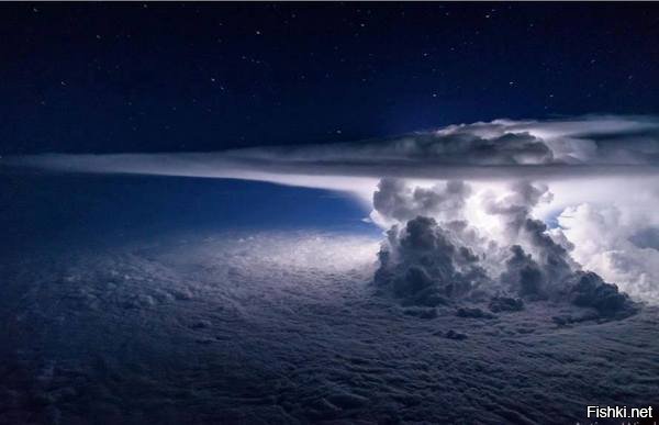 Фото ночной грозы с самолёта над Тихим океаном)