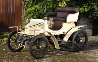 Вот историческая справка:
" (1903 - 1904); Vauxhall Iron Works; Londres; United Kingdom

Производитель: Vauxhall Motors
Компоновка: переднемоторная заднеприводная, отдельное шасси
Двигатель: 3-цилиндровый с боковым расположением клапанов
Диаметр цилиндра/Ход поршня: 76 мм/105 мм
Объём: 1 435 см3 (1,4 л)
Мощность: 9 л.с.
Подача топлива: один карбюратор
Подвеска: неразрезная ось спереди, неразрезной мост сзади
Масса: 612 кг
Максимальная скорость: 48,3 км/ч

В 1904 году Vauxhall представил кардинально новую модель - 7/9 НР. Она стала основным продуктом компании через год с небольшим после начала выпуска. Все модели компании, при этом, имели различное оформление с общей V-образной решёткой радиатора и индивидуальным дизайном. Ранние версии оснащались 1,3-литровым мотором мощностью 7 л.с., которая оказалась недостаточной, поэтому вскоре автомобиль оборудовали 1,4-литровым двигателем мощностью 9 л.с.

За исключением двигателя, эта модель была вполне традиционной, выполненной по эдвардианским стандартам. Она имела 3-скоростную скользящую коробку передач, расположенную за двигателем и цепной привод на заднюю ось, трансмиссионный тормоз отсутствовал. Пневматические шины являлись, как правило, стандартным оборудованием, данный автомобиль был доступен с несколькими вариантами кузова.

Этот автомобиль был первой моделью компании Vauxhall, оснащённой многоцилиндровым мотором."