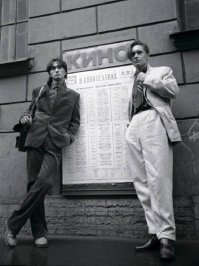 У меня отец на свадьбу такой костюм купил, кстати он вельветовый. Даже я его немного в старших классах носил, правда потом быстро локти на пиджаке стерлись. Одним словом костюм не для повседневной носки.