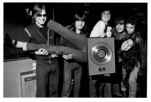 не устаю слушать диски с его участием... стоящий был рокер...