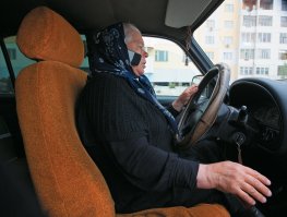 Эта бабулька таксистка, ее называют еще мама Клара, в Омске живет. Видел ее в прошлом году последний раз. она на Волге таксовала, обычно у кинотеатра Маяковский стояла. У нее сын пропал в 90-е вместе с машиной, убитая горем до сих пор, не теряет надежды найти его.