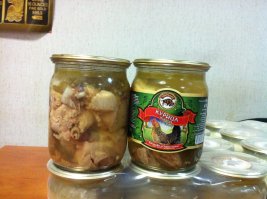 Повар  дай остыть курице в банке  и самой банке и закатай !