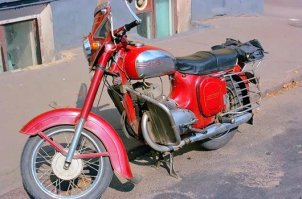 Вот и моя любимая, стоит и ожидает меня!