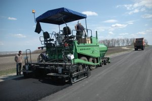 На строительстве дорог примерно половина техники "Раскат". Много BOMAG и Hamm. Давай ещё плакать будем по поводу того что практически все компьютеры импортного производства.