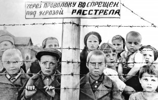 знаете, когда читаю или слышу про то, что фашисты наших солдат "похоронили со всеми почестями", не верится как-то. не сочетается благородство с ЭТИМ:
Скорее поверю, что штыками разорвали на куски и ногами затоптали.