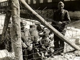 знаете, когда читаю или слышу про то, что фашисты наших солдат "похоронили со всеми почестями", не верится как-то. не сочетается благородство с ЭТИМ:
Скорее поверю, что штыками разорвали на куски и ногами затоптали.