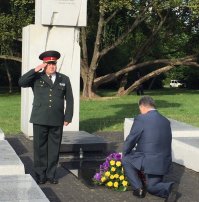 Буквально вчерашний снимок Порошенко. Обратите внимание на левую пятку )))