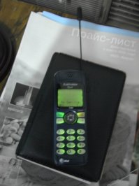 ЭТО МОЙ ПЕРВЫЙ В ЖИЗНИ СОТОВЫЙ ТЕЛЕФОН)))))))) 2002 ГОД

TDMA: IS-136 1900MHz, IS-136 800MHz, 800 AMPS
Аккумулятор 880 mAh NiMH
Время работы в режиме ожидания до 120 часов, в режиме разговора до 210 минут (в цифровой сети)
Время подзарядки до 1.8 часов
Дисплей
6 строчный с подсветкой, 4 строки текстовые по 12 знаков и 2 линии иконок
Знаки удвоенной высоты
Регулировка контрастности
Индикаторы уровня сигнала, батареи и статуса
Клавиатура
Блокировка клавиатуры
Подсветка клавиш
Быстрый набор номера
Регулируемый звук нажатия на клавишу
Трубка
Экспресс клавиша
Выдвижная антенна
Подсветка дисплея и клавиш
Выбор громкости звонка
Выбор мелодии звонка
Нарастающая громкость звонка
Четыре языка меню: английский, испанский, португальский и французский
Управление звонками
Ожидание звонка
Автоответ
Автонабор
SMS
Сохранение номеров телефонов оставшихся без ответа, полученных
Размеры 130 х 46 х 25.5 мм
Вес 179 г.