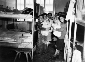 ...согласно данных Красного Креста (3 том) всего за период от 39 по 45 г.г. 135 тыс. В лагерях они жили недурно (их кормил Красный Крест) служили в должностях капо, оберкапо