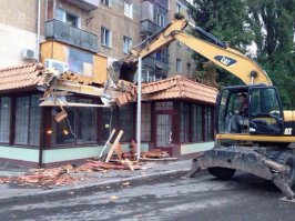 Таких "самозахватов" по стране, каждый  кто  на первом этаже решив что ему можно , пристроил  ещё  себе метров ! Если  это  согласовано и земля взята в аренду у государства ,то кто против ! А если НЕТ, тогда  только экскаватор!