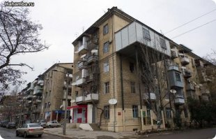 Таких "самозахватов" по стране, каждый  кто  на первом этаже решив что ему можно , пристроил  ещё  себе метров ! Если  это  согласовано и земля взята в аренду у государства ,то кто против ! А если НЕТ, тогда  только экскаватор!