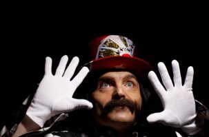 Испанский атлет узнает, что его серебряная медаль только что превратилась в золотую