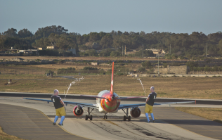 Самолет российской сборной встречают в аэропорту Шереметьево.