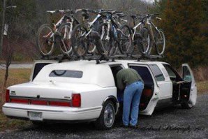 Дорогие автомобили с велосипедами на крышах и багажниках