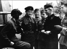 22 сентября 1939 года Брест. Генерал танковых войск Гейнц Гудериан и комбриг Семён Кривошеин принимают парад.