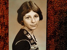 Вот что её мама рассказывает (фото не мамы - Жанны в юности):
Жанна – красивое французское имя, я выбрала его, по-русски Иоанна, Ива, некоторые друзья ее так и называли. Отработала несколько лет в Казахстане и вернулась на родину к маме в Новосибирскую область. Приехала я туда уже без отца Жанны