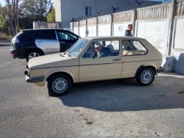 малолетка ! вот классика ! 38 лет от роду !!! движёк ещё никто не делал и бегает до сих пор ! из замененных деталей - задние стойки (ваз 2018) и кран печки (сантехнический шаровый на 1/2 дюйма) . на второй фотке после подшаманки крыльев . двигатель 1,1 , бензин !!!
