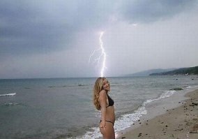 Грозовые молнии принято делить на наземные и внутриоблачные. Наземные молнии бьют сверху вниз, а внутриоблачные до земли не доходят. Помимо привычных молний, существуют и такие загадочные явления, как спрайты, джеты и эльфы.