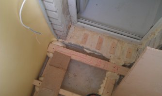 На балконе в маленькой комнате я сделал освещение. Не пользуюсь вообще. Опять же сделал его так, чтобы можно было обесточить в любой момент, а именно довел под батареей проводом до розетки. Так что если из балкона не делать кабинет, то нафиг не нужно освещение и розетки. Это мое мнение.