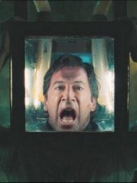 Фильм пила! Агент проткнул себе шею ручкой что бы дышать через нее.