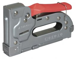 Легко вколачивает скобы в ЛДСП, не зря его называют мебельным степлером.