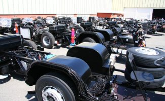 На первом фото: перегон шасси грузового автомобиля. Потом на нем будут строить автобусный кузов. Вот пара фотографий с завода уже автобусных шасси в Самано (Испания). Но это шасси другого типа - интегральные. Черный ящик не то, что вы думаете - там ЗИП...