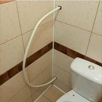 Здесь наверняка времянка, металлопластиковую трубу специально подлиннее оставили что бы потом можно было полотенцесушитель подключить.