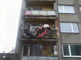 Главное чтобы соседи сверху были адекваты .. а то всякое бывает .. белье уже вроде так давно не видел чтобы сушили но мало ли .. а вот окурки многие кидают да и покрупнее бывает ..