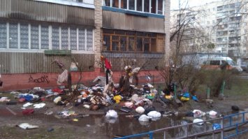 Главное чтобы соседи сверху были адекваты .. а то всякое бывает .. белье уже вроде так давно не видел чтобы сушили но мало ли .. а вот окурки многие кидают да и покрупнее бывает ..