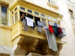 Главное чтобы соседи сверху были адекваты .. а то всякое бывает .. белье уже вроде так давно не видел чтобы сушили но мало ли .. а вот окурки многие кидают да и покрупнее бывает ..