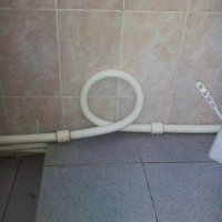 А здесь что не так? Как раз таки сантехник с руками. Это деформационный компенсатор.