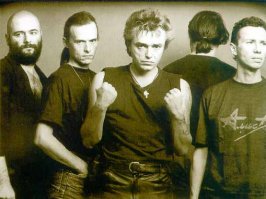 Все просто. Не нравится -  не посещайте. Не нравится - не слушайте. С женой до сих пор на Алису ходим. "Крылья" до взрыва не одни не пропустили. После взрыва не ходили - она боится. Ни одна запись не передаст того, что ты чувствуешь на концерте.