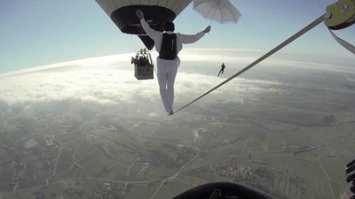 ...а зачем ему парашют,когда у него зонтик есть???