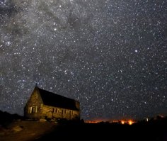 В детстве любил, лёжа на крыше сарая смотреть звездное небо