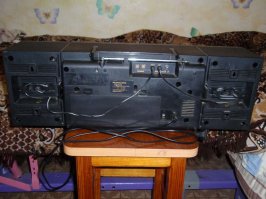 Ужас из 90-х. Был у нас такой, сперва отказала пишущая дека, потом и все остальное померло. А покупали его в крупном магазине электроники, не на блошинном рынке, куда их пачками свозили челноки. Куда только смотрели мои родители, когда покупали это убожество, но видимо выбора особого не было.